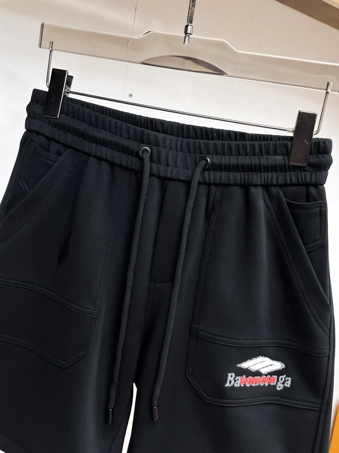 Balenciaga's three-standard complete 2026 summer New Arrival men's casual shorts, advanced custom-made Breathable fabric, Breathable fabric, extremely stretchy and comfortable, impeccable details, top-grade accessories, original logo design concept, delicate and soft feel! The upper body fit is awesome! Size: M-XXXL Please state your height and weight when ordering